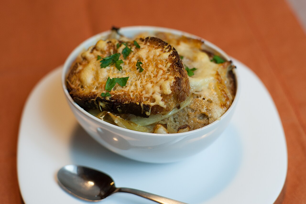 Soupe à l'oignon gratinée