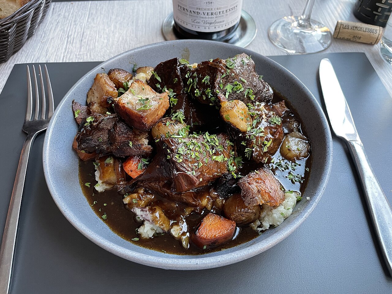 Plat gastronomique français dressé avec soin